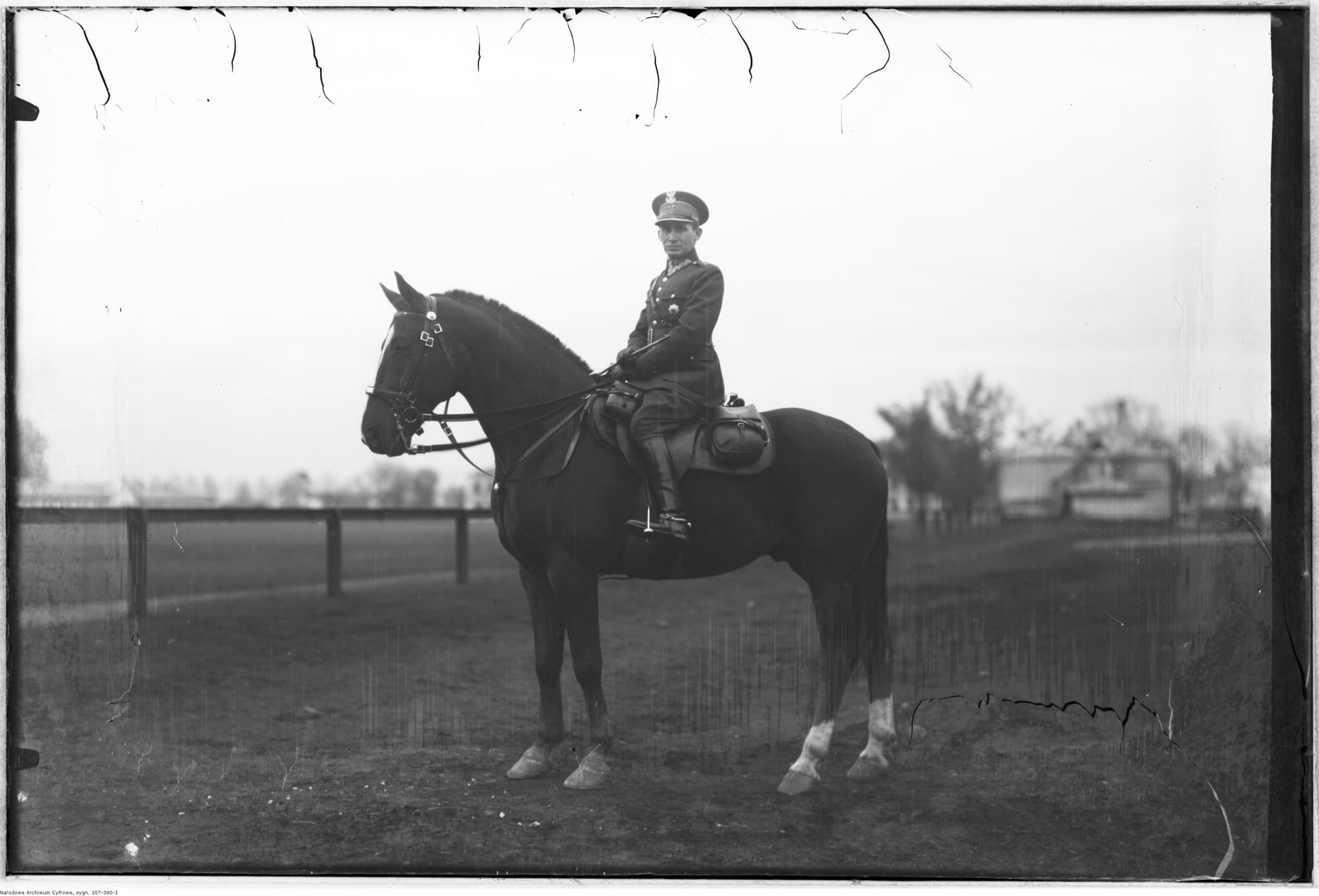 Przed: Renowacja zdjęcia Porucznika Domagalskiego na koniu