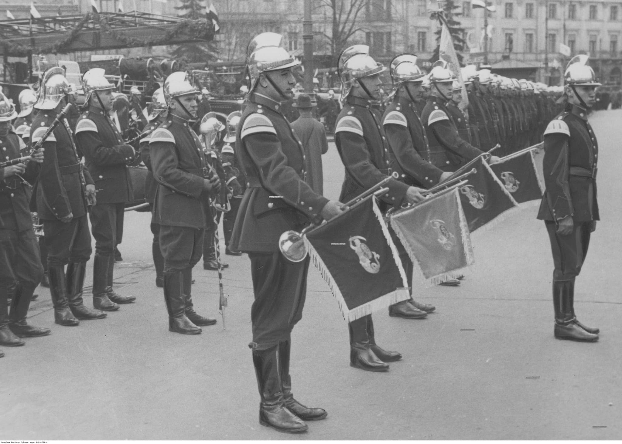 Przed: Renowacja zdjęcia Święta Warszawskiej Straży Ogniowej