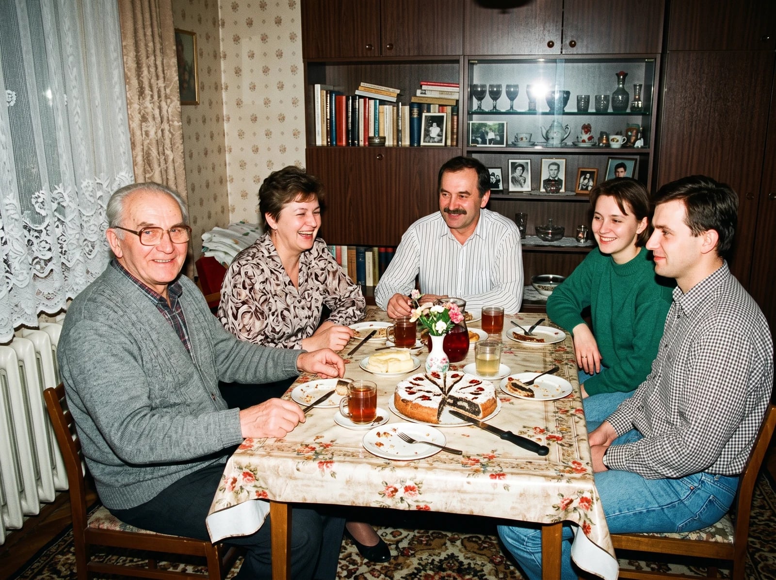 Rodzinne kolorowe zdjęcie z lat 90. przy stole, starszy mężczyzna po lewej stronie (zdjęcie źródłowe wygenerowane przez AI)